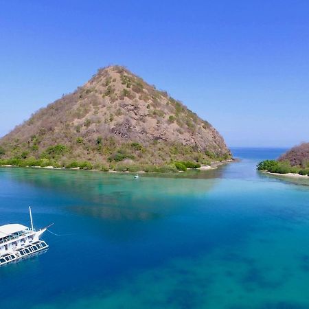 Le Pirate Boatel - Floating Hotel Labuan Bajo Exterior photo