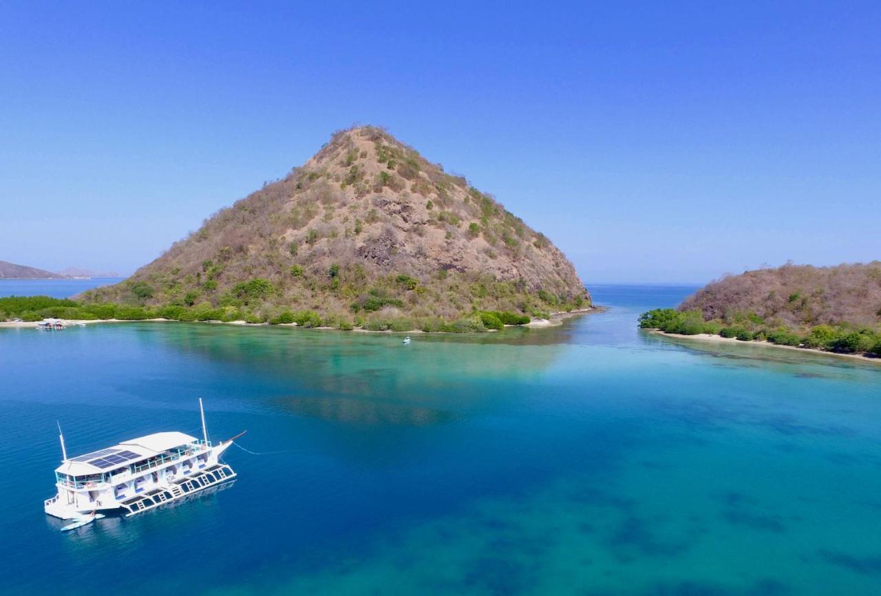 Le Pirate Boatel - Floating Hotel Labuan Bajo Exterior photo